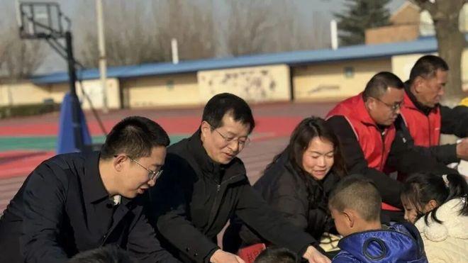 春节送暖！稷山县总工会联合壹基金为农民工子女送上爱心礼包