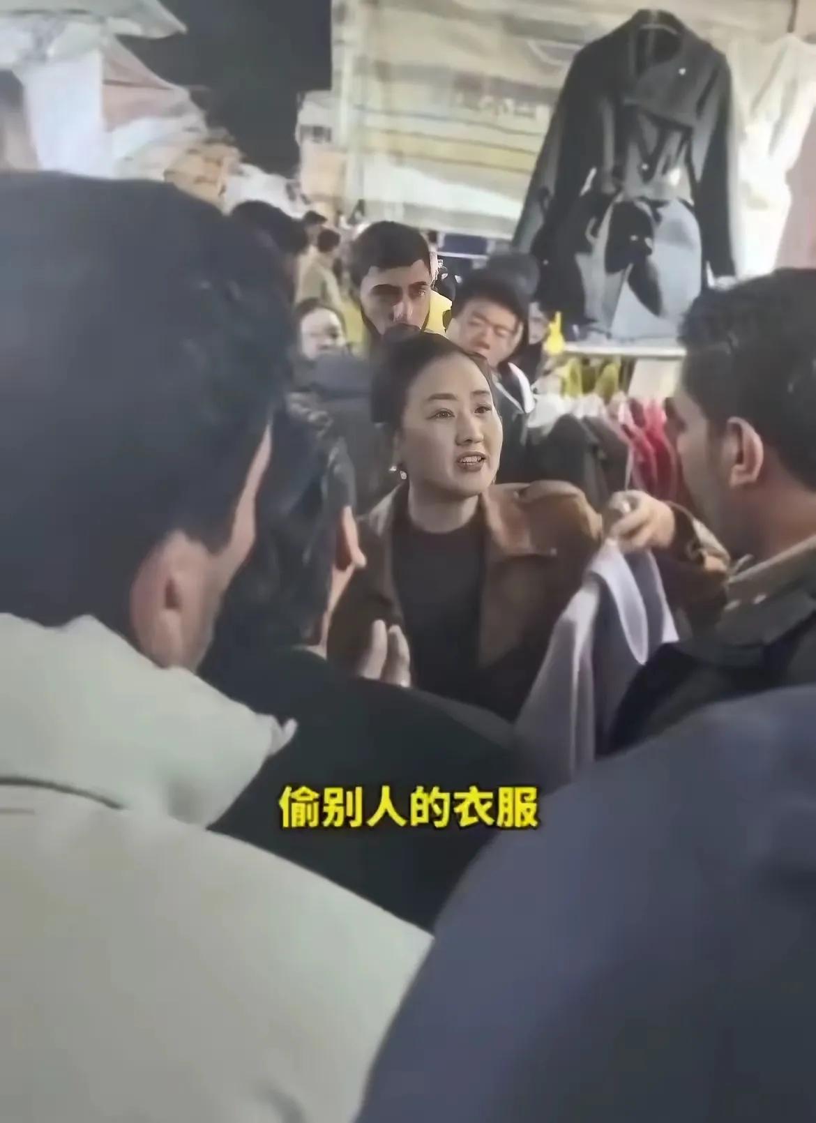 光天化日！印度游客偷衣还围堵店主，太嚣张了！各位老铁，今儿刷到个气炸的新闻