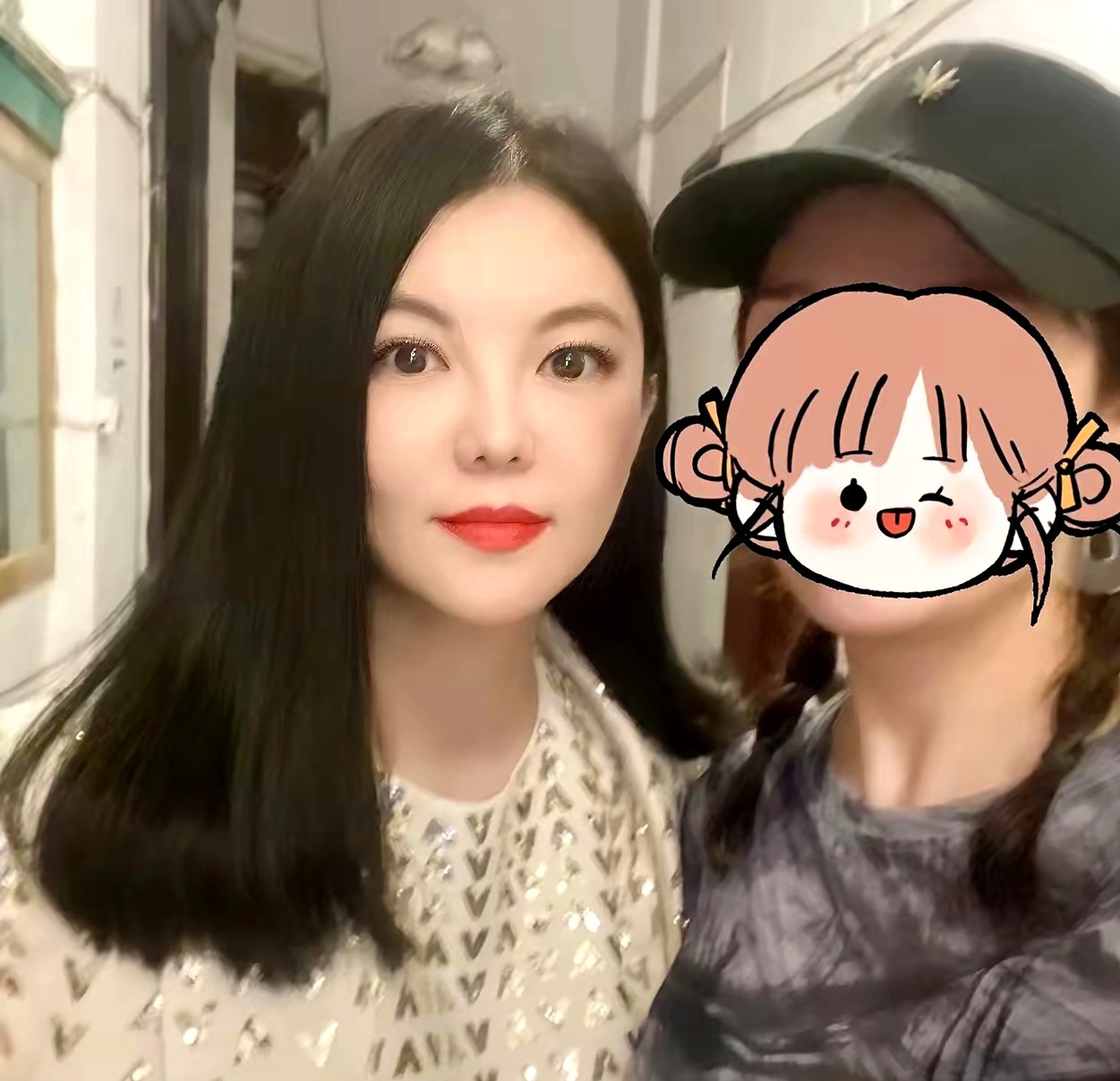 我有个亲戚在李湘妈妈家当了好些年保姆，偶尔能见到李湘本人。她说湘姐私下和镜头前完