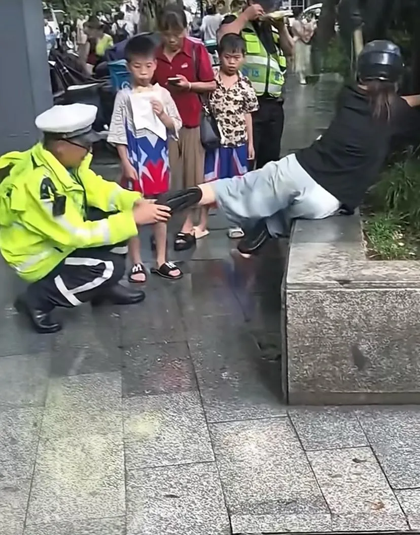 这尴尬的不得找个地缝钻进去啊？
