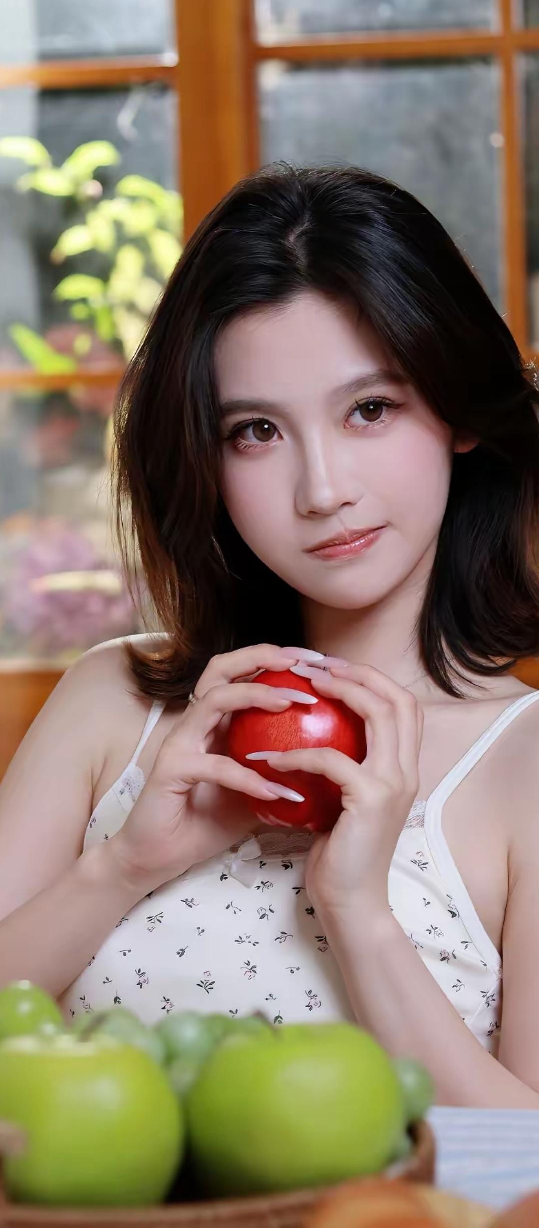 红果映佳人，笑语满庭芳。