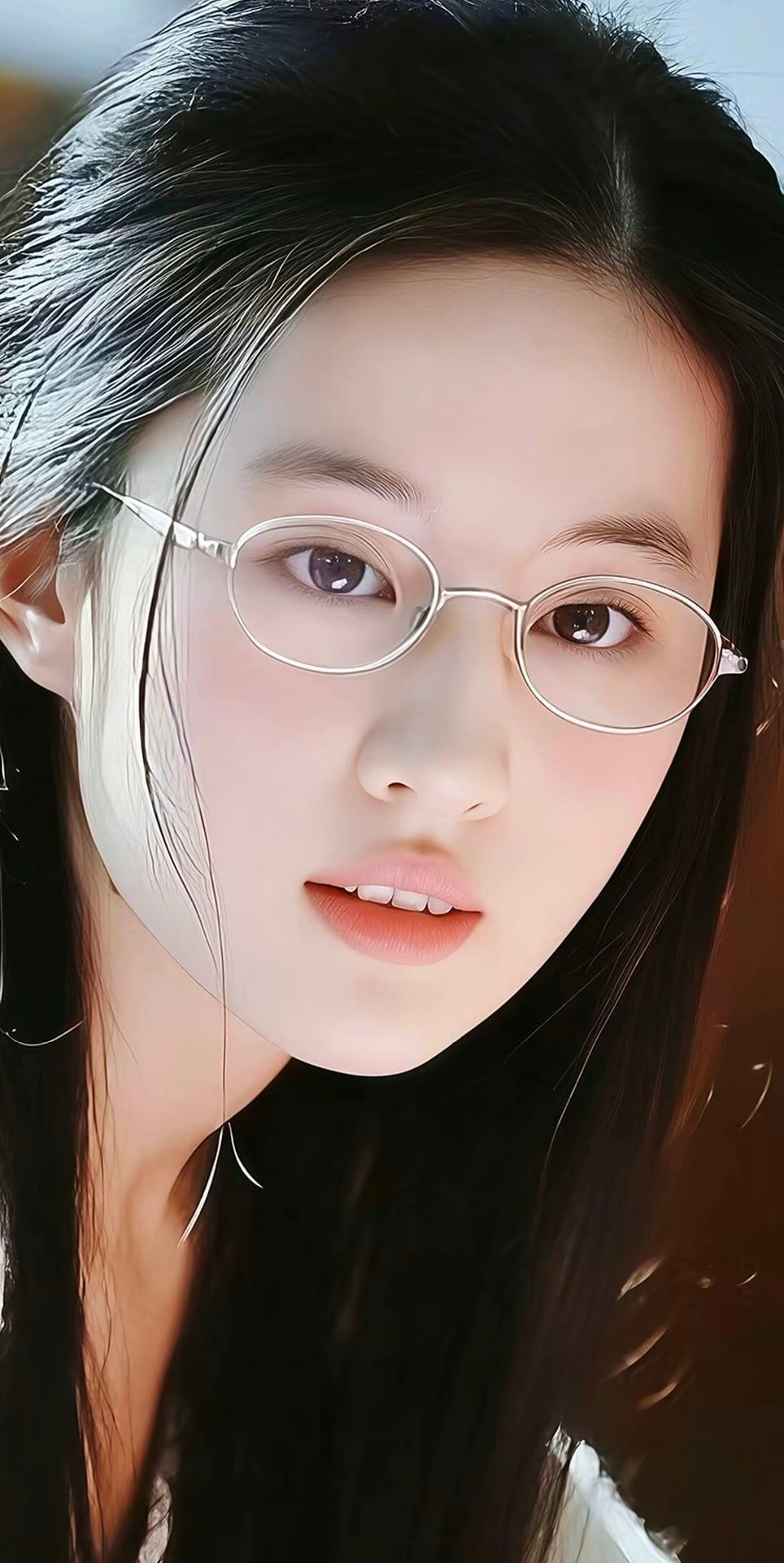 甜美少女，黑发白肤，眼镜可爱，清新自然。