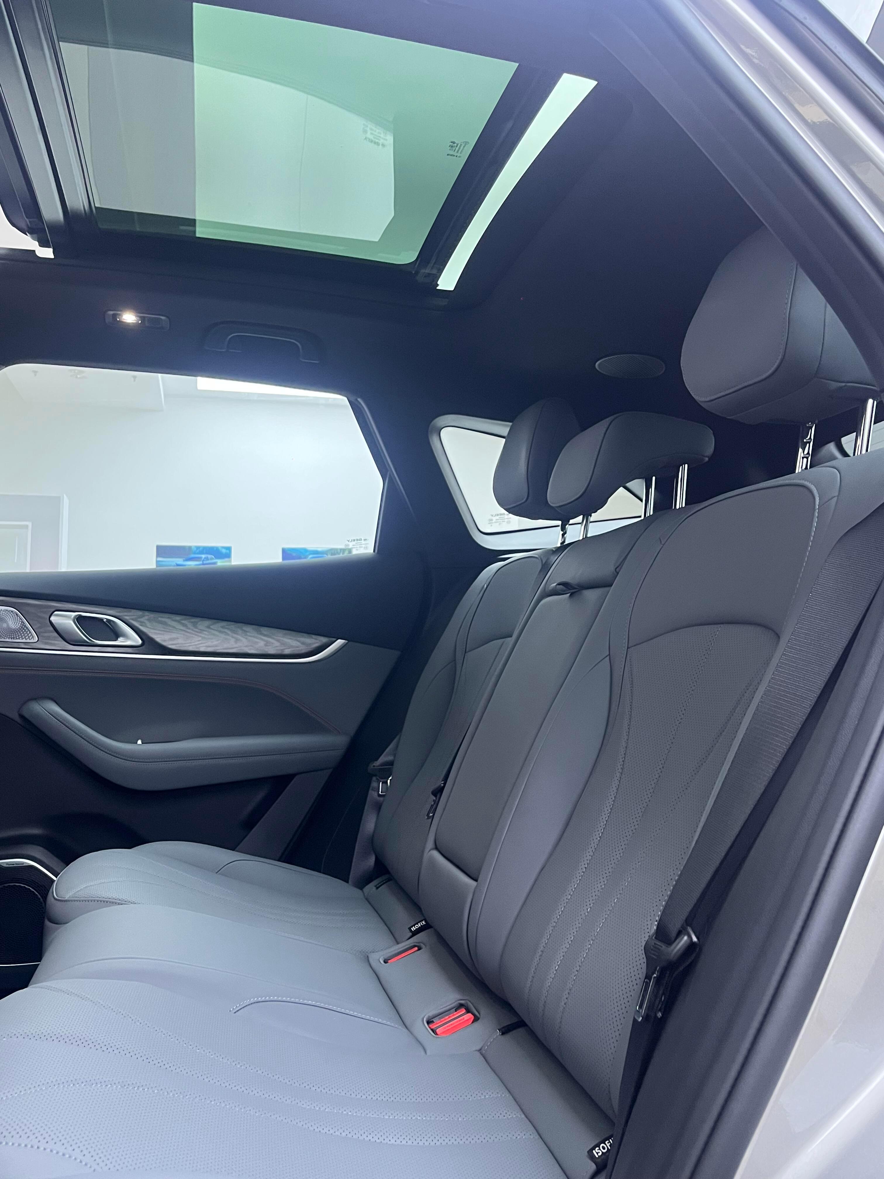 🚙吉利银河M7✅优点🔌无焦虑的插混体验：150km纯电续航，日常通勤