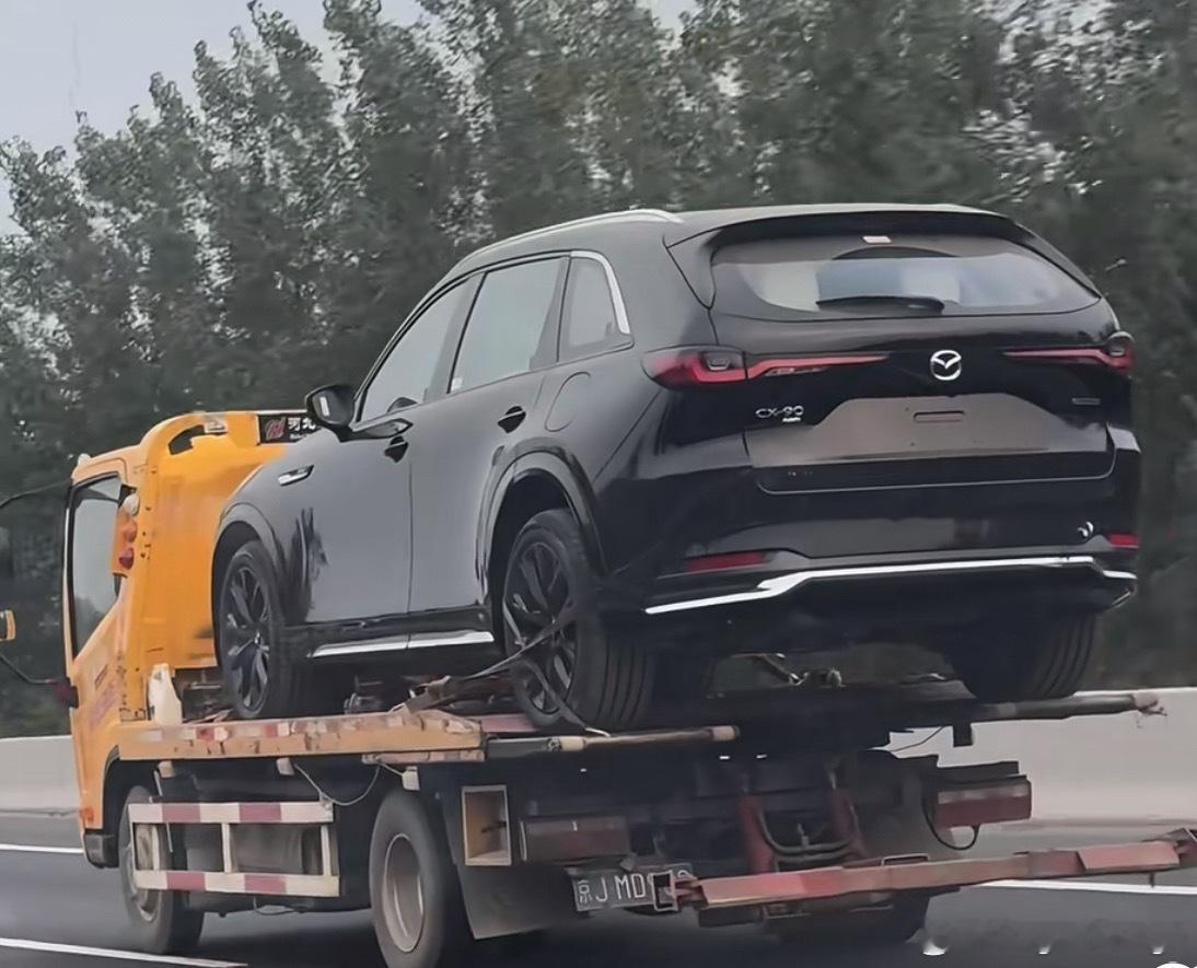 网友抓拍到的高速上的马自达CX90看着像是美规平行进口的，是小黄