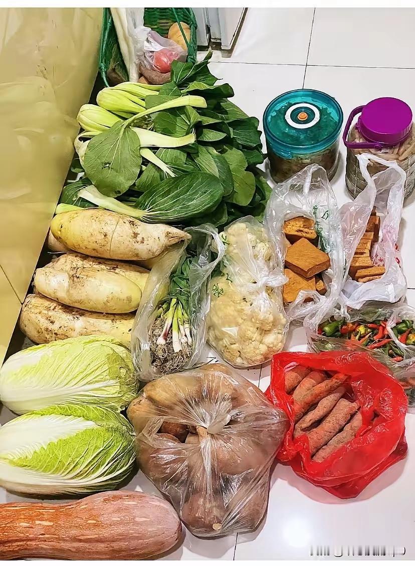 今天中午在饭堂吃完饭准备回家午休一下，我拿钥匙打开门尿急准备去上厕所，路过厨房时