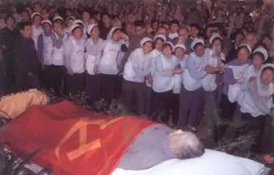 毛主席生命最后一刻说他好难受1976年9月8日7时10分，毛主席对身边的护士孟