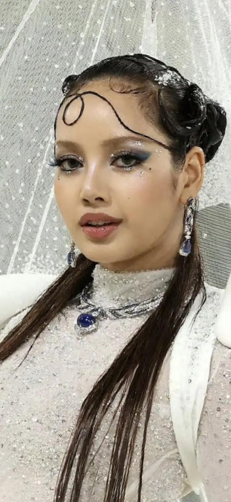 以前不懂lisa为什么总是把自己搞得这么油腻，现在懂了，她真的掌握流量密码了，这