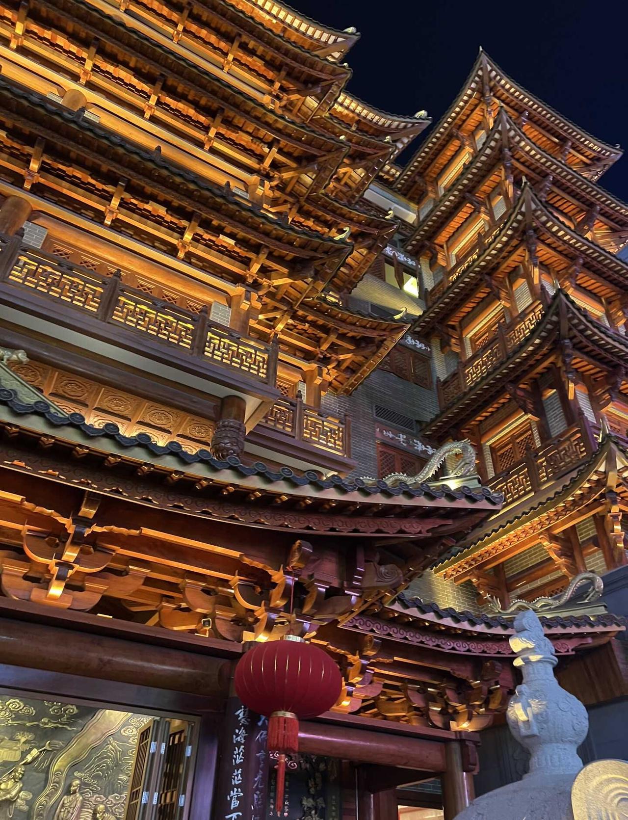 广州🗼大佛古寺广州打卡地第一站📍大佛古寺晚上亮灯特别美，人也特别多，能