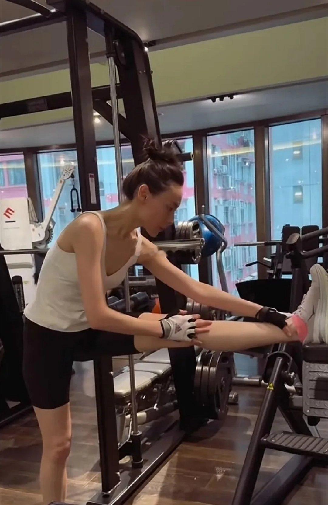 梁洛施健身让人惊讶到了，不是因为她的美貌，而是37岁生三娃当妈的人身材还像18岁