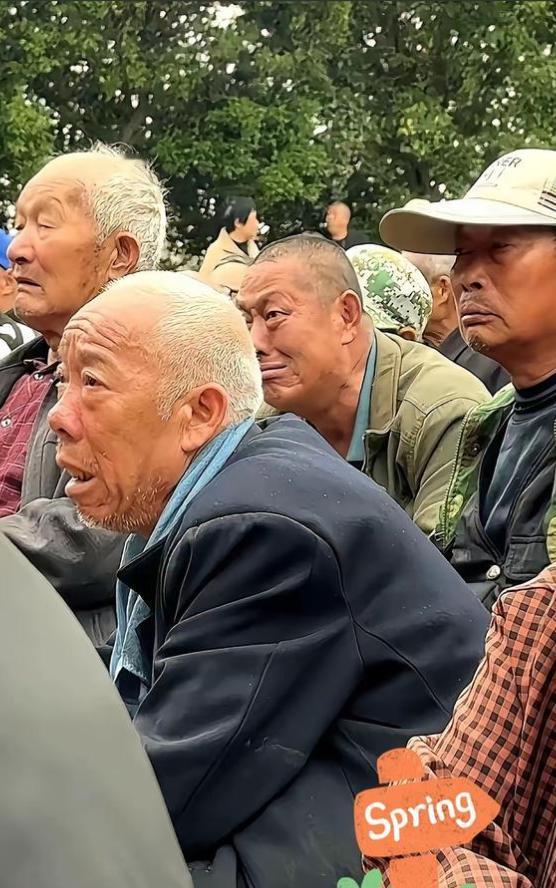 山东梁山一位做实业的老板，为给八旬老父亲贺寿，没搞那些花里胡哨的寿宴排场，反倒豪