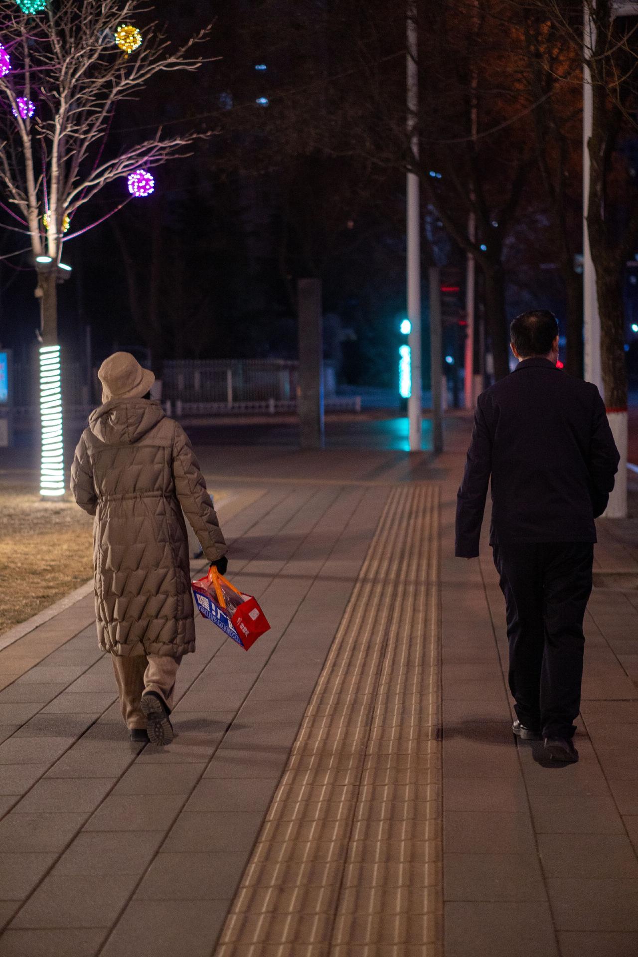 往年春节前夕，家里的微信群都会热闹非凡。五个兄妹，还有四十多口人，大家总是围绕着