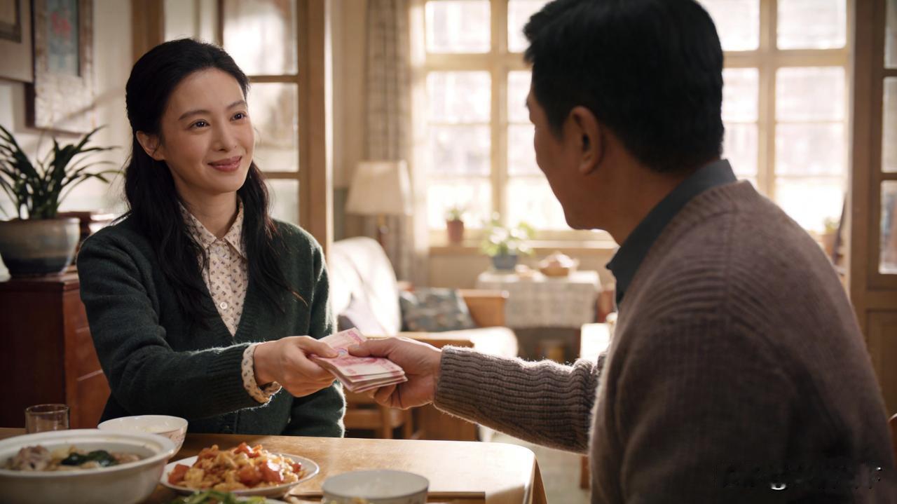 老公昨天发了15800块钱工资，一分没留全掏给了我，只跟我念叨一句“留1800给