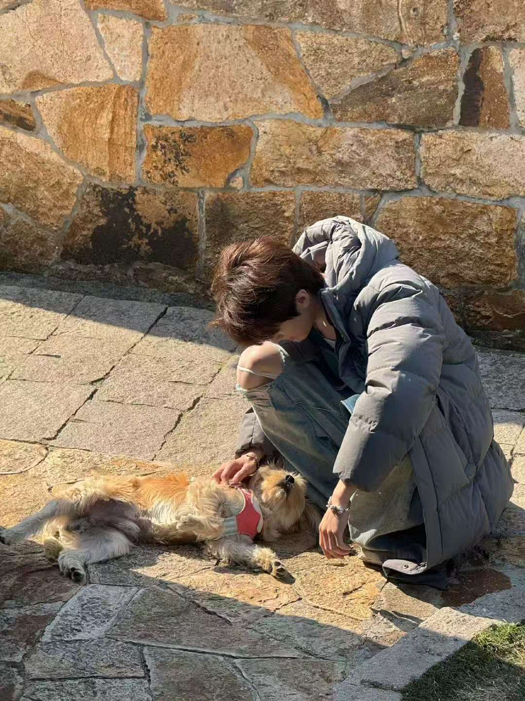 张康乐羽绒服配破洞裤张康乐大家注意保暖张康乐羽绒服配破洞裤,这个穿搭我也是不