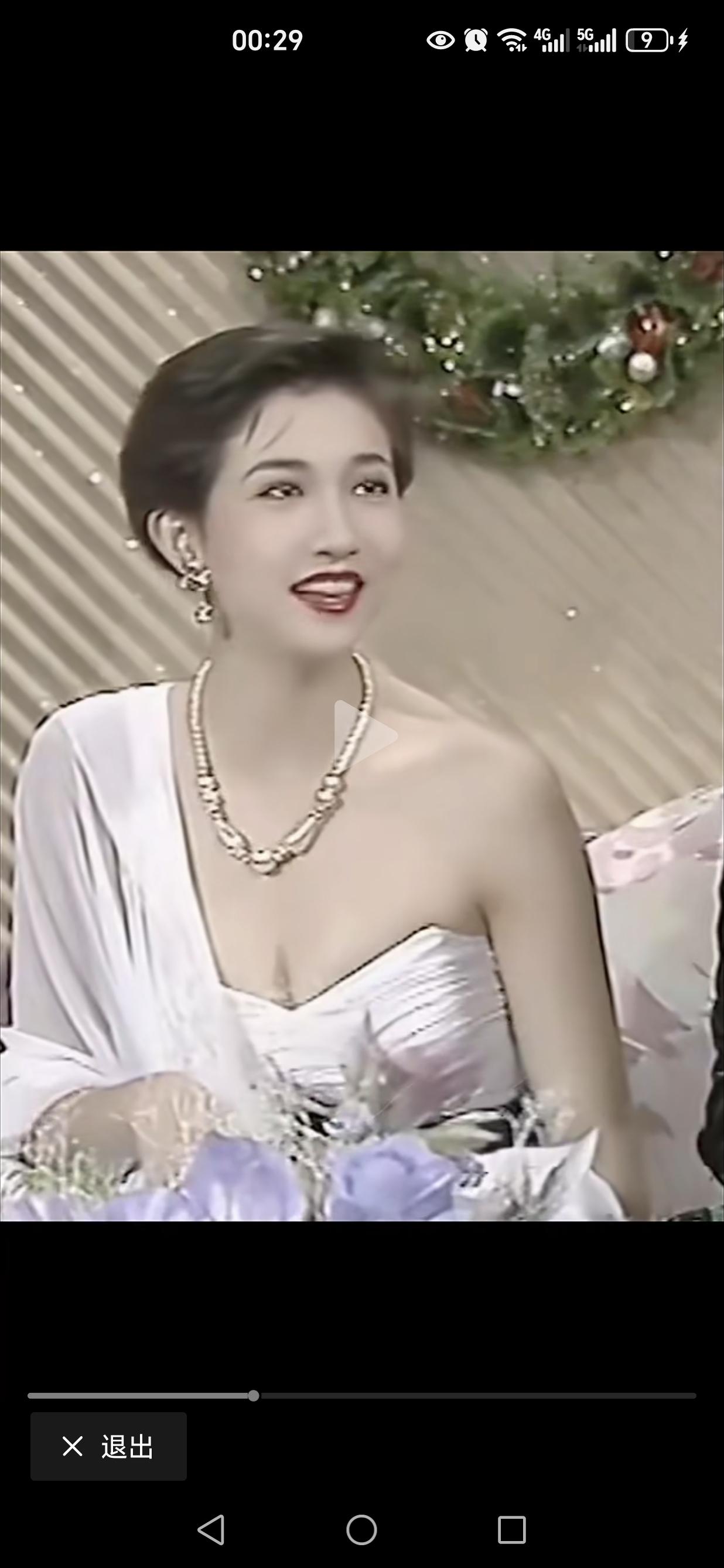 刷到吴绮莉大视频，底下网友清一色的：天哪，她好美，为了一个糟老头子误终生，不值得