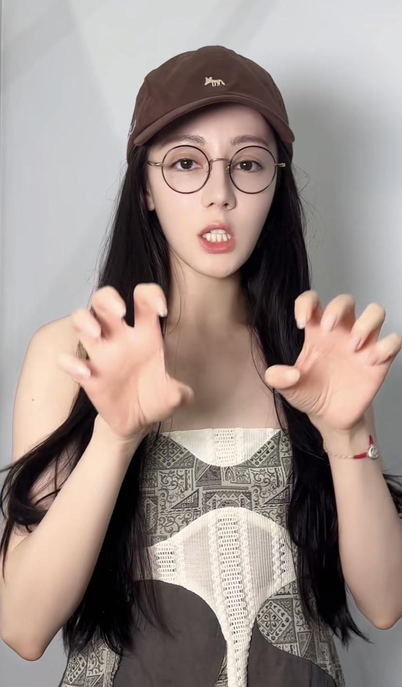 迪丽热巴滞留迪拜，引发粉丝对嘉行传媒的不满。网友纷纷留言：工作人员直飞巴