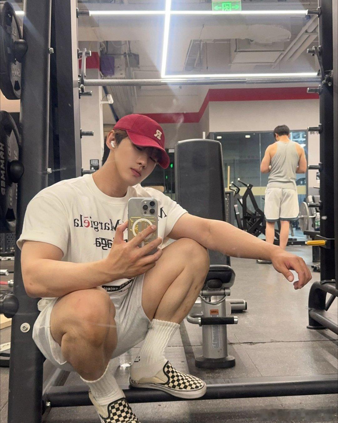 你为什么不吃呷哺呷哺了健身房里欢乐多，吃多了，还得健身。