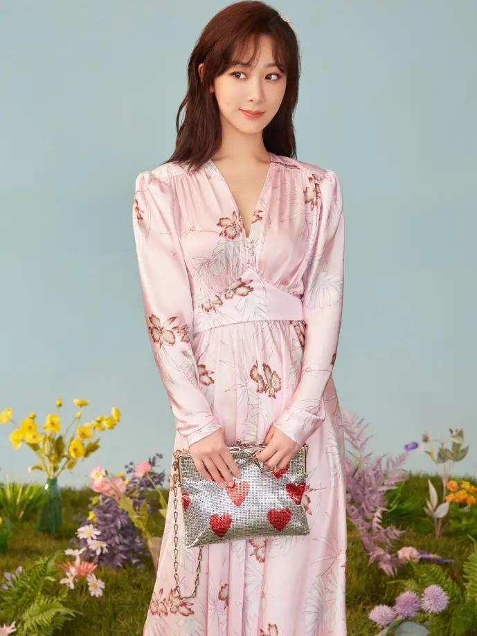 杨紫：藏了20年的狠劲，终于瞒不住了说起杨紫，很多人还停留在“国民闺女”的