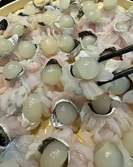 第一次发现，这是什么美食呀！晶莹剔透的，看着很诱人，你们有吃过吗？有人认识这道美