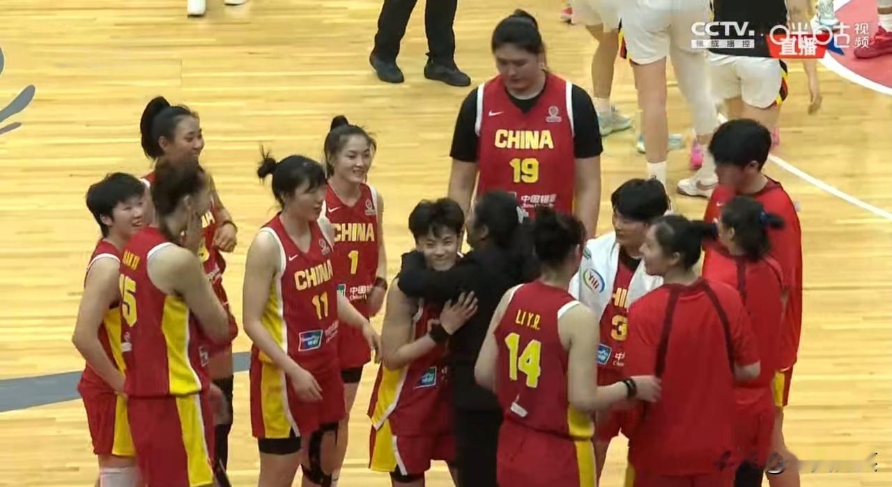 看的出来，郑薇教练与女篮姑娘们的感情还是很深的，与中国女篮的感情也是很深的。赛
