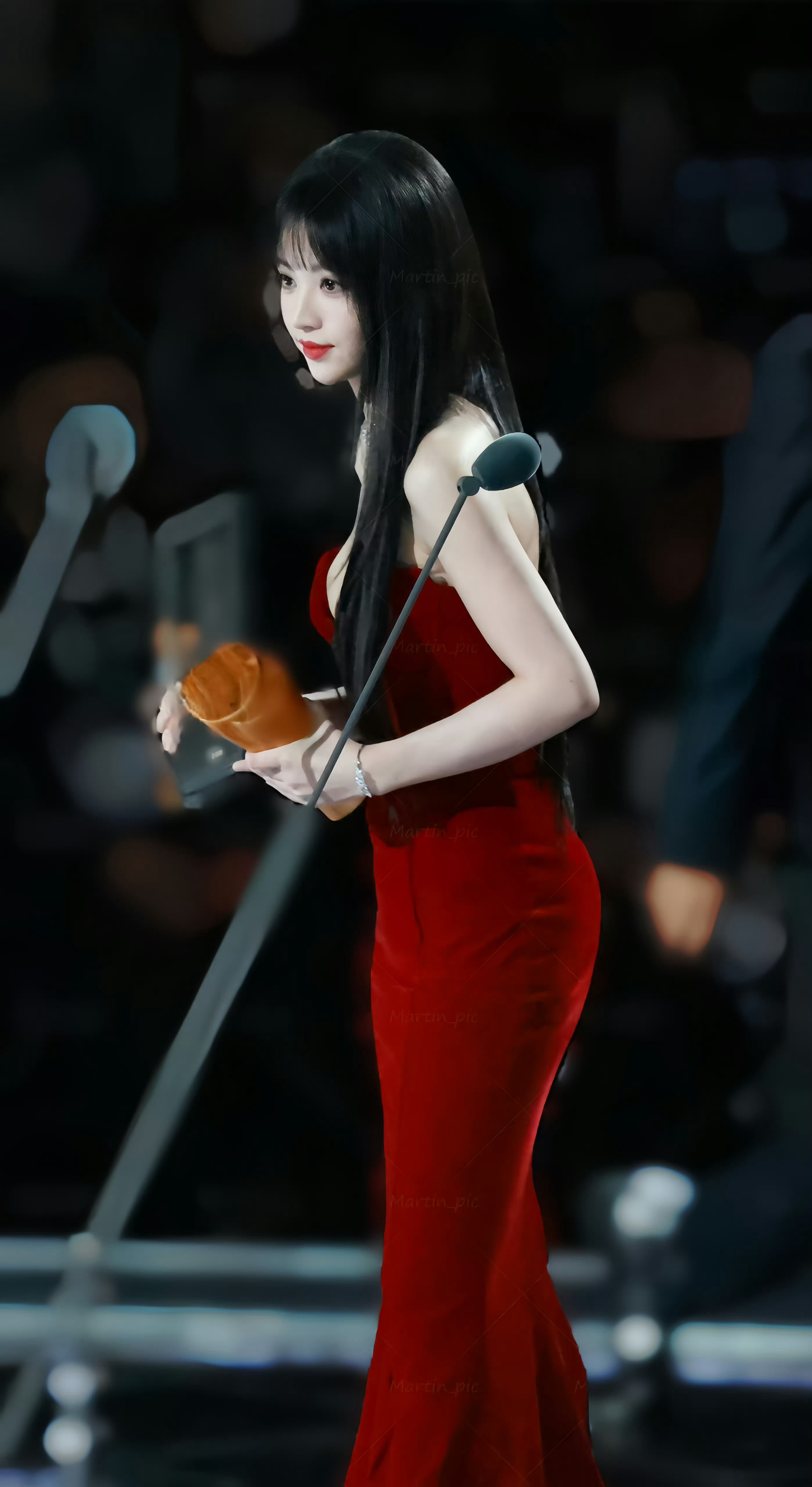 田曦薇央视春晚联排发一组红色田曦薇🧧期待春晚可以看到小田