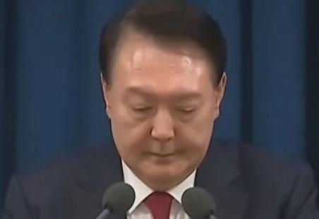 尹锡悦扛不住了。当地时间24号，这位韩国前总统出庭作证时，亲口承认当年发布戒
