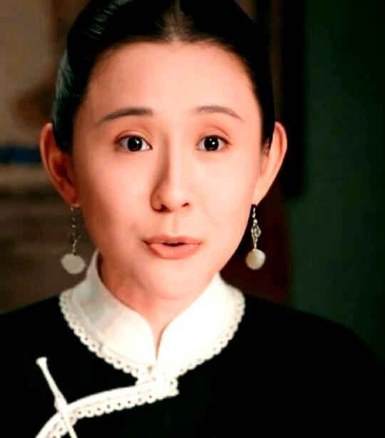 继续追剧《灼灼韶华》。在此剧后半部中，不知道是谁给热依扎化的妆。眉梢往下耷拉，