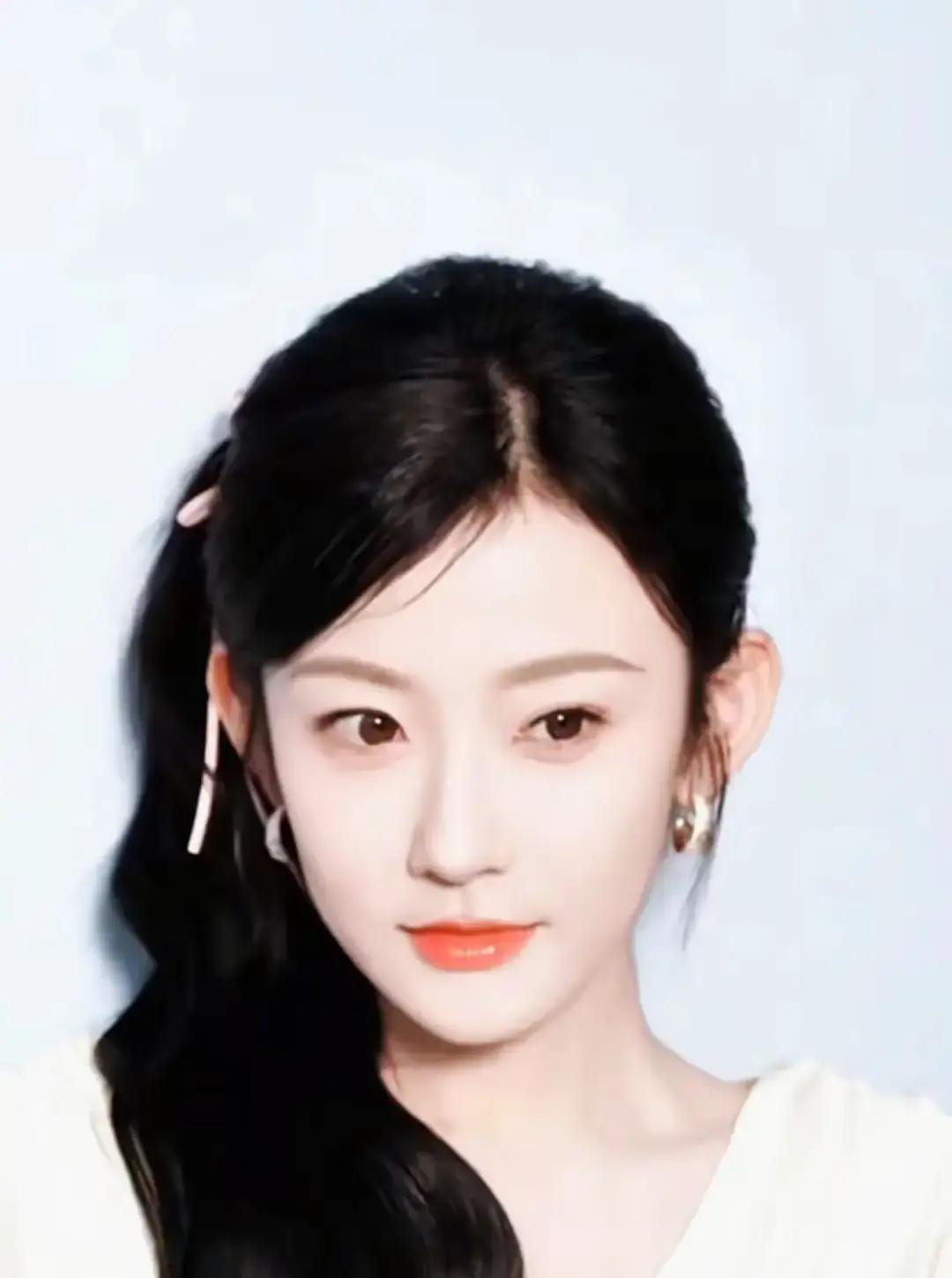 她刚红3天，就被全网封杀。韩雨桐，短剧女主，粉丝破百万当天，旧照流出，人设