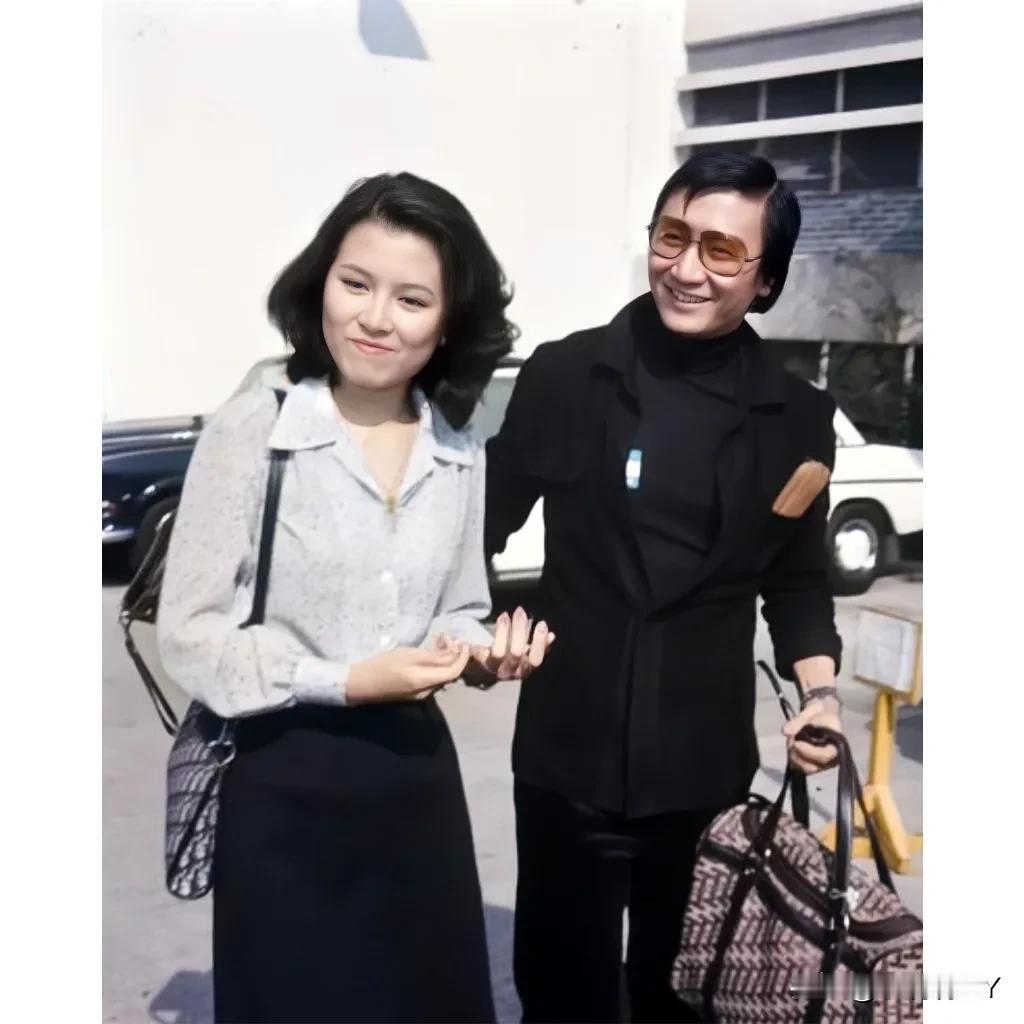 一张老照片，拍摄于上世纪70年代的香港，照片中的男子是年轻时候的谢贤，而他身旁这