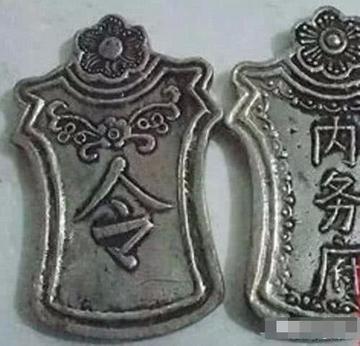 1900年，慈禧为躲避八国联军，叫内务府太监买100只皮箱，太监答：＂要6000