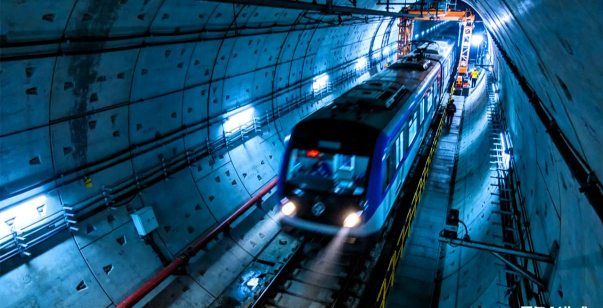 今天，整个西方都在盯着长江底！89米深处，中国干了一件大事！“基建狂魔”再次出