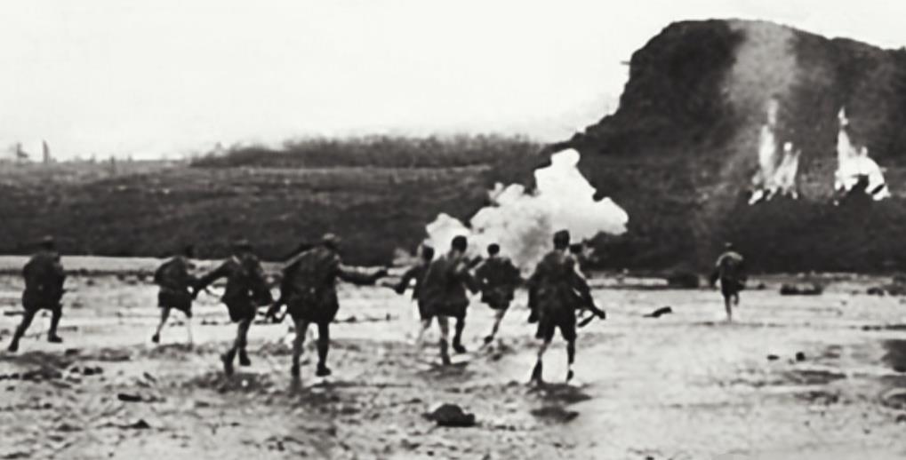 1951年，志愿军救护队冲上公路救伤员，听见山头传来叽里咕噜的英语吆喝声，抬头一