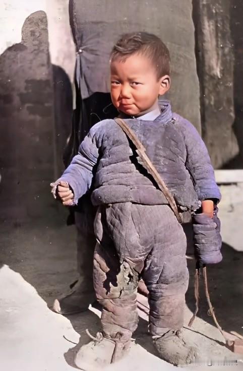 看到这张照片，我发现看到了曾经的自己这张老照片拍摄于30年代的河北！一个小男