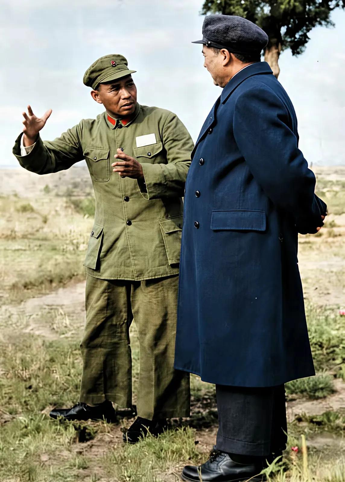 这是1952年10月27日，毛泽东第一次到济南视察，他在许世友上将的陪同下，在济