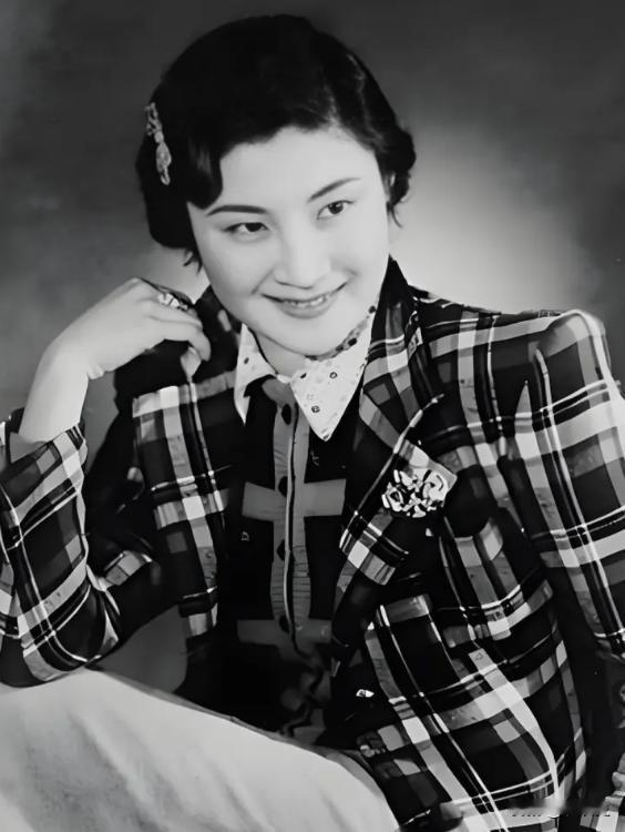 1966年9月10日晚，上海华山路华园别墅内，“京剧皇后”言慧珠自缢前，她拉着未