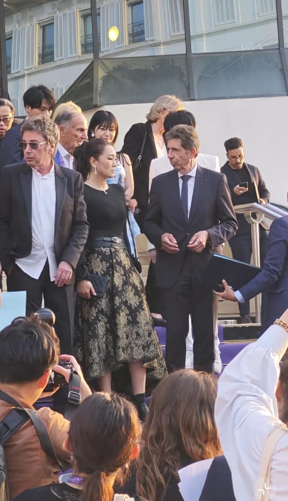 4月21日，巩俐携老公参加戛纳电影节活动，路人镜头下巩俐老了不少，其78岁的外国