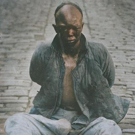 这个被敌人打得鼻青脸肿的男子，就是辛亥革命英雄杨洪胜，这一张照片拍摄于他临刑前，