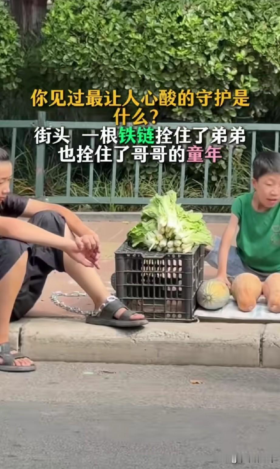二十岁出头的小杨，这辈子的日子几乎都在医院和家之间打转。从记事起他就体弱，前前后