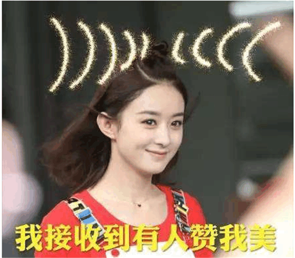 最近赵丽颖在《七十二层奇楼》扎了个可爱的小啾啾俏皮可爱,造型甜美,成功地将减龄风萌到最高端。 赵丽颖小啾啾发型,搭配一条充满潮流感的字母元素的白色背带裙,这样的搭配可爱清新,减龄又萌萌哒。 配上赵丽颖甜甜的灿烂笑容,你有没有被呆萌呆萌的样子萌翻了呢? 这样减龄打扮的赵丽颖,跟90后的吴亦凡与95后的吴磊站在一起,你看出谁是老大,谁是老幺吗? 一张可人的娃娃脸,减龄显嫩的小啾啾发型,看起来俏皮可爱,这行走的wifi信号谁不爱呢? 赵丽颖在《杉杉来了》中,除了丸子头天然萌的形像深得