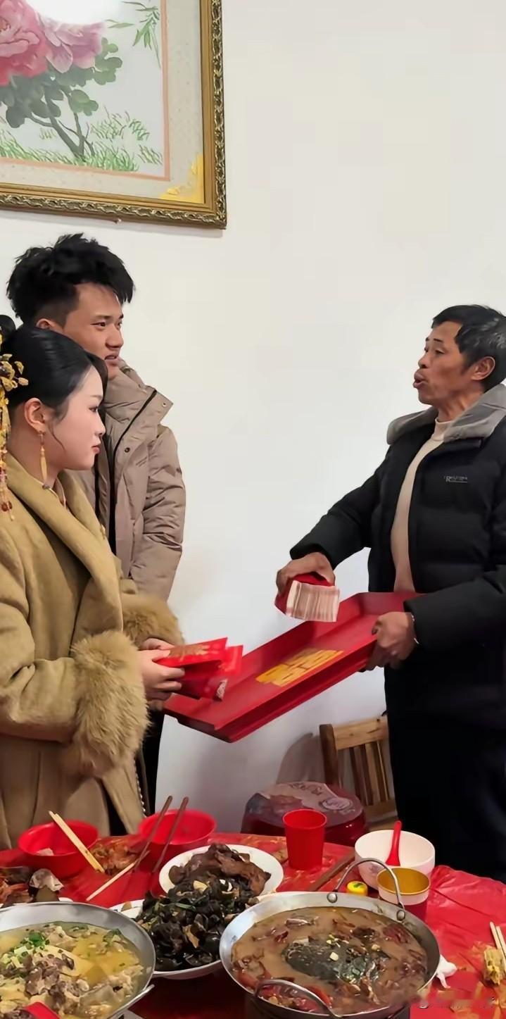 破防！心碎了，继女出嫁，云南远嫁安徽，出嫁当日，继父将新郎下的彩礼钱10万块钱，