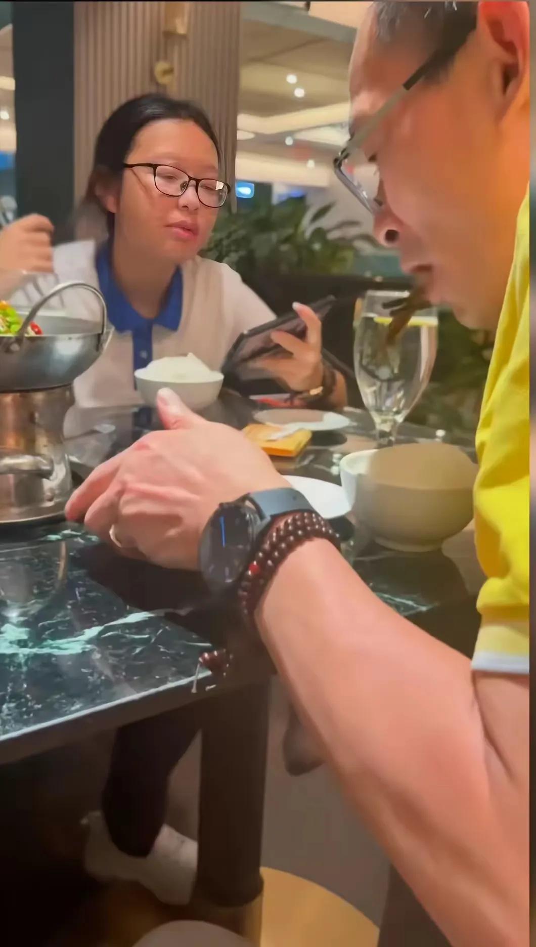 家人们，老谢最近的动态可太让人捉摸不透了！前几天发了带孩子海边游玩的视频，今天又