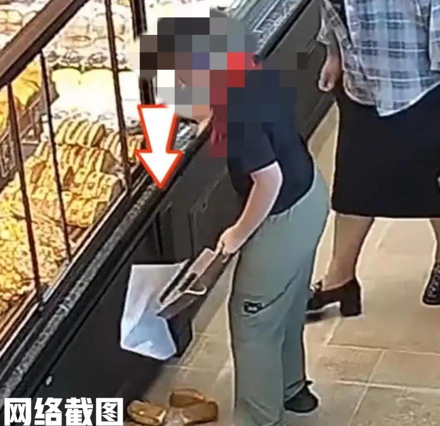 江苏无锡有妈妈带孩子买面包。此刻孩子在选购面包的时候，没有端稳放面包的托盘，