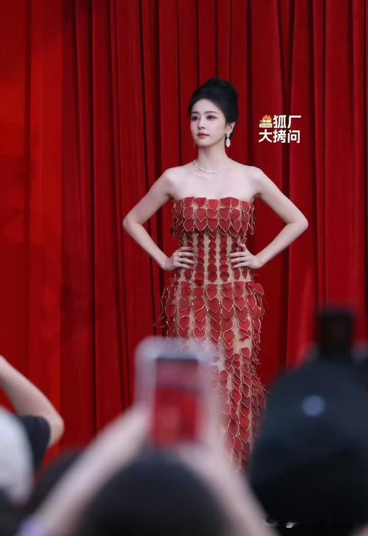 白鹿芭莎慈善之夜这套造型引来不少网友讨论，评论区看法还挺多样。有人调侃拿个红手