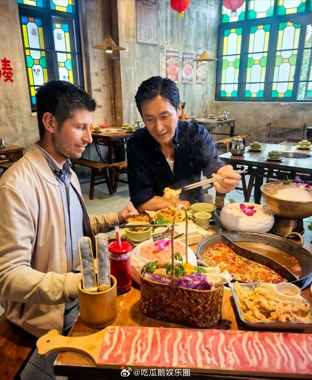 58岁马德钟和外国友人现身佛山一家餐馆吃火锅，他的打扮很有型，身材非常高挑健壮，