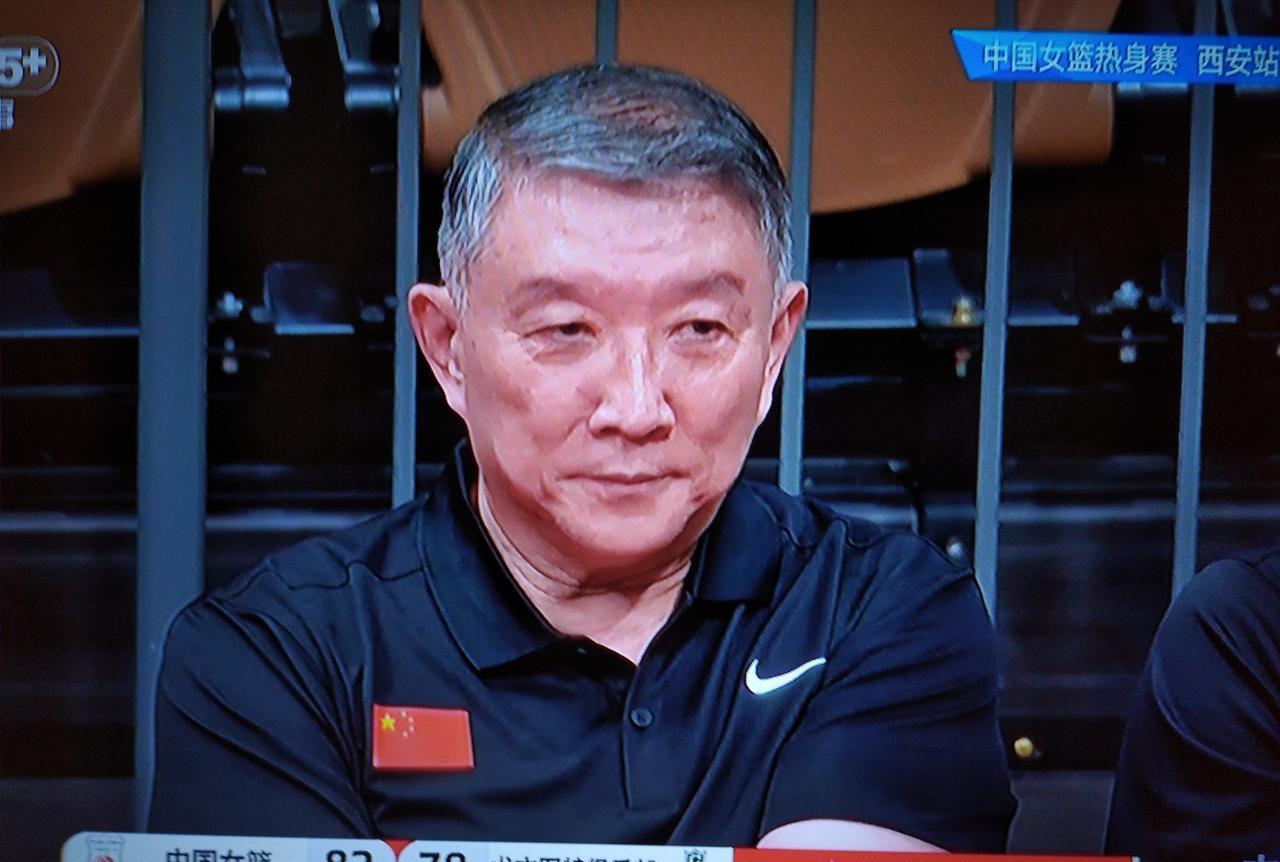 难道宫鲁鸣真的就没有一点危机感吗？一个国家队打一小小的俱乐部队，两场比赛都打如履