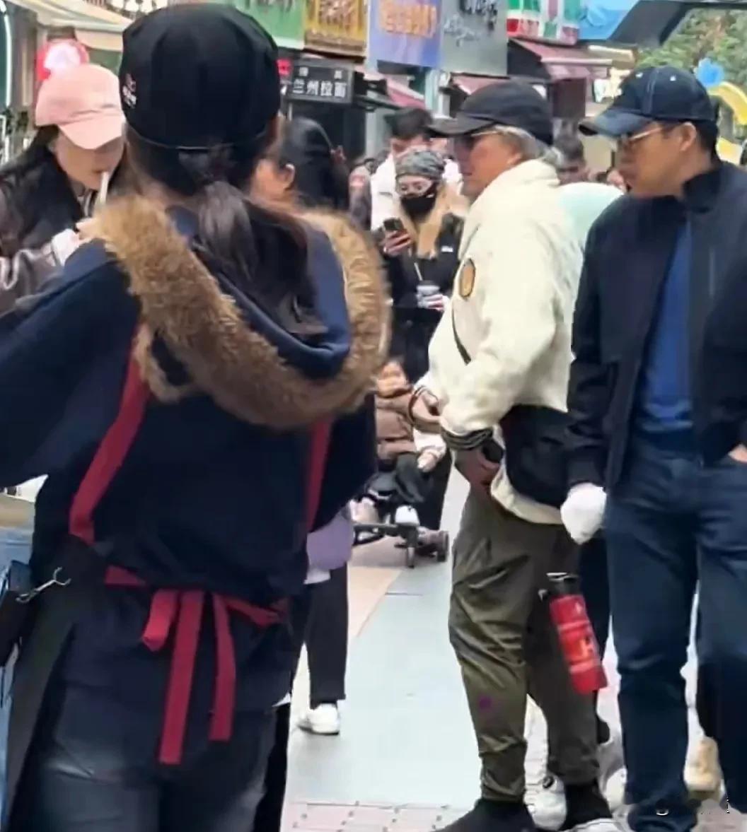 霍震霆现在喜欢出去逛，不意外！我的邻居，现在儿子一家出门，她也是经常一起！第