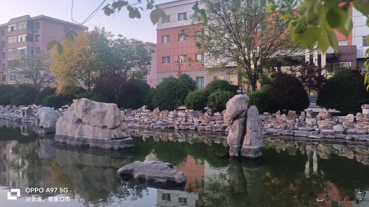 谁能想到，北方张家口，竟藏着这般诗意生活。小区之内烟雨江南，小桥流水，亭台雅致