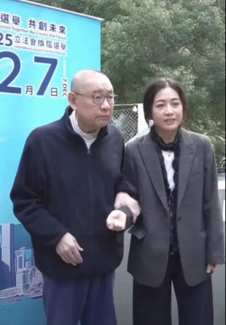真没想到大刘已然是72岁的老人了，不过精神状态依旧不错，这也表明妻子甘比对他照料
