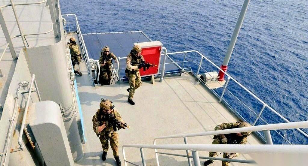 75次求救信号。你敢信？一艘慢吞吞的油轮，对着全世界喊了75遍“救命”。对面