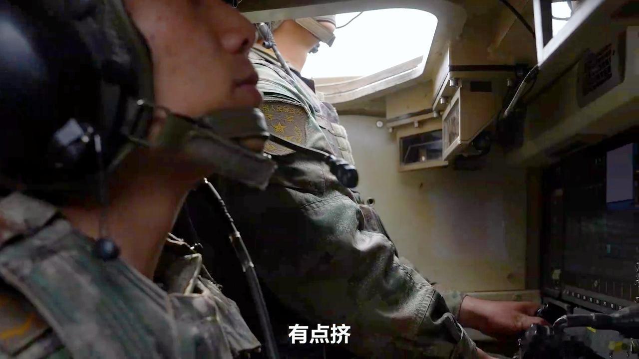 100式坦克的座舱首次被官方解密，三人乘组，和神舟飞船一样的数量，三个人并排坐在