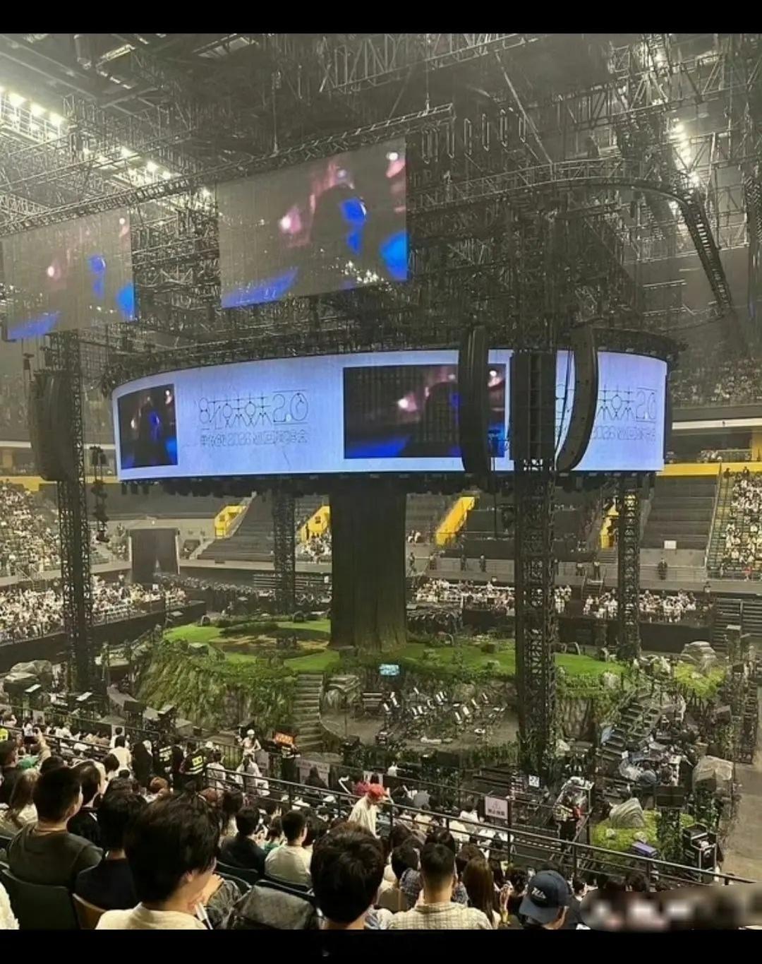 单依纯是不是第一个把四面台开成三面的歌手？郑州演唱会上座率不佳，打折也没卖完，居